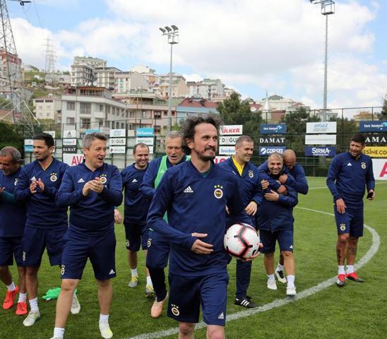 Fenerbahçenin eski futbolcuları kulüp tesislerinde maç yaptı