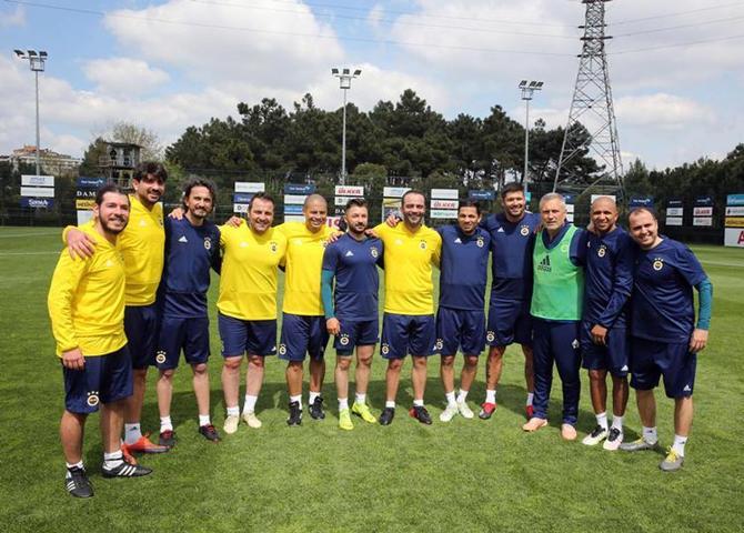 Fenerbahçenin eski futbolcuları kulüp tesislerinde maç yaptı