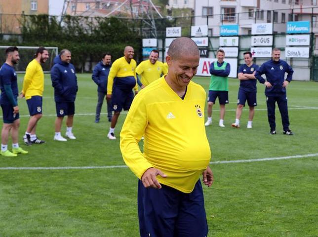Fenerbahçenin eski futbolcuları kulüp tesislerinde maç yaptı
