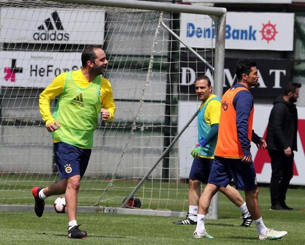 Fenerbahçenin eski futbolcuları kulüp tesislerinde maç yaptı
