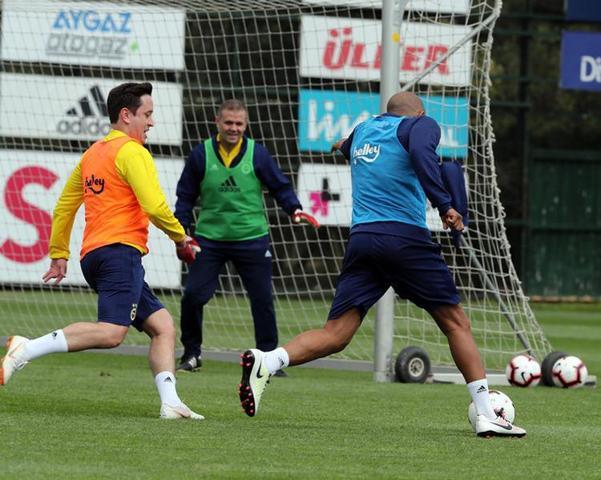 Fenerbahçenin eski futbolcuları kulüp tesislerinde maç yaptı