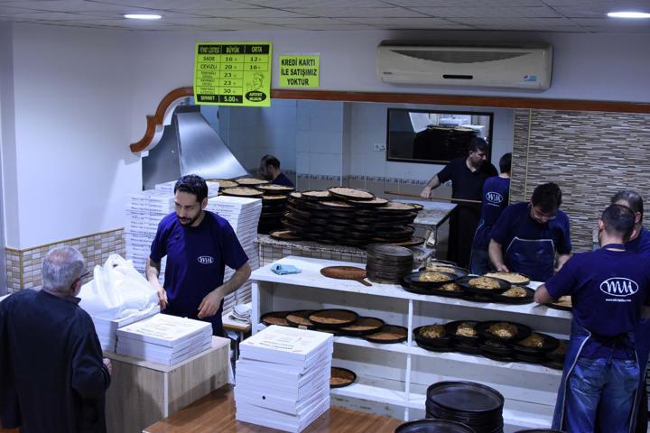 Konyada ramazanın vazgeçilmez lezzeti; tahinli pide