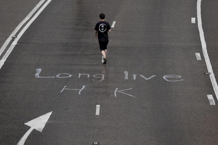 Hong Kongda protestolar Çine katılımın yıl dönümünde de sürdü