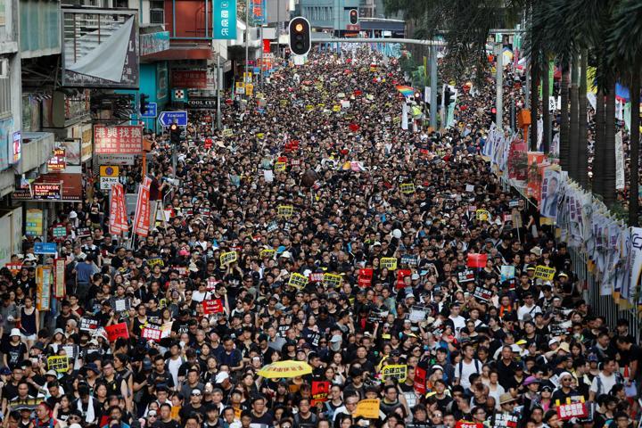 Hong Kongda protestolar Çine katılımın yıl dönümünde de sürdü