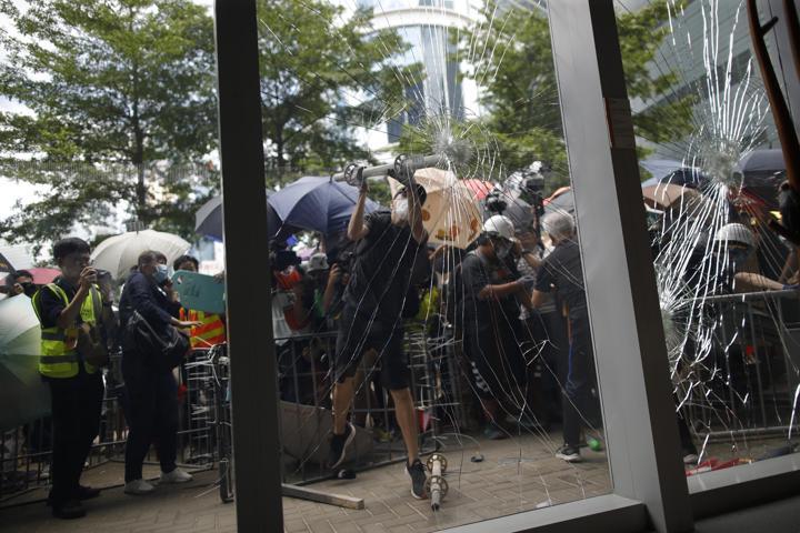 Hong Kongda protestolar Çine katılımın yıl dönümünde de sürdü