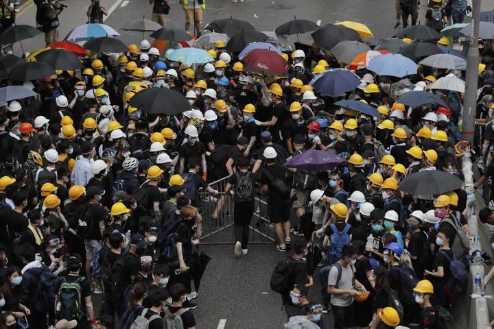 Hong Kongda protestolar Çine katılımın yıl dönümünde de sürdü