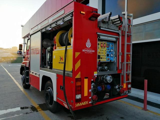 İstanbuldaki iki marinada korkutan yangın