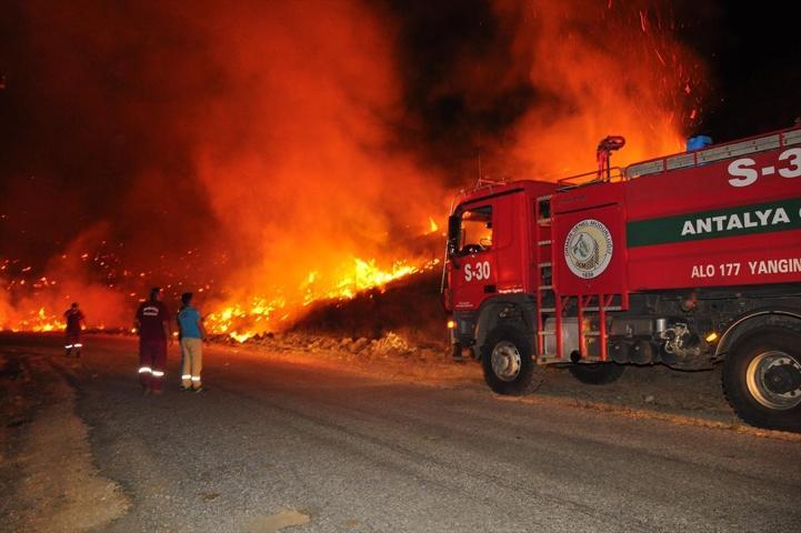 Antalya Manavgattaki orman yangını kısmen kontrol altına alındı