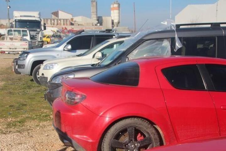 Lüks otomobiller yarı fiyatına satılıyor Teklifler birer birer yağıyor