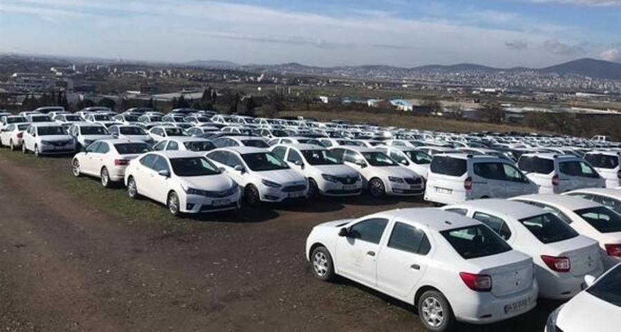 Lüks otomobiller yarı fiyatına satılıyor Teklifler birer birer yağıyor