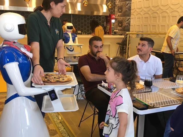 İstanbulda robot garsonlar işe başladı