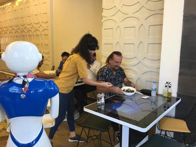İstanbulda robot garsonlar işe başladı