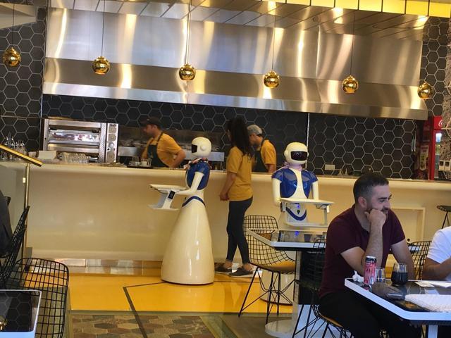 İstanbulda robot garsonlar işe başladı