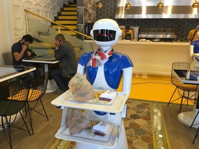 İstanbulda robot garsonlar işe başladı