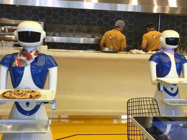 İstanbulda robot garsonlar işe başladı