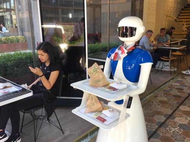 İstanbulda robot garsonlar işe başladı
