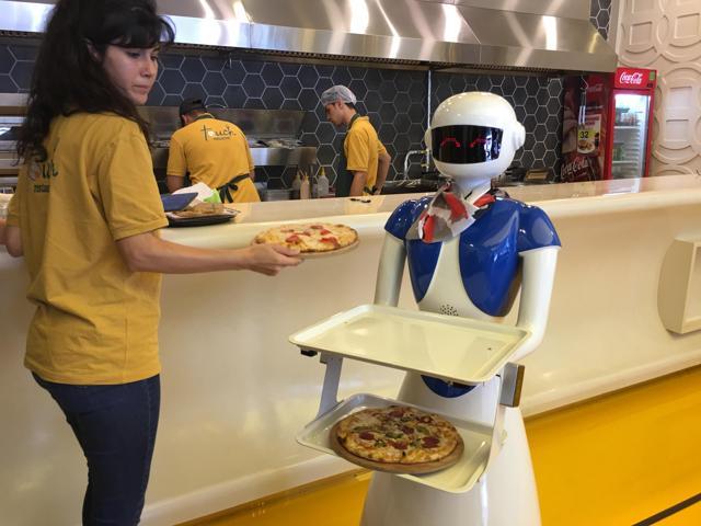 İstanbulda robot garsonlar işe başladı