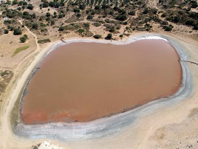 Pembe gölün renk değiştirmesi bekleniyor