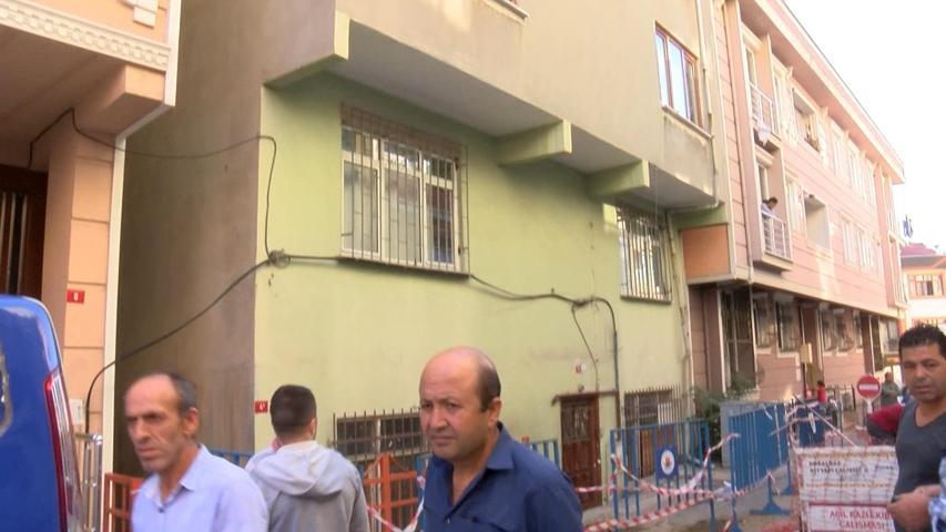 Kağıthanede bir bina depremin etkisiyle yanındaki binaya yaslandı