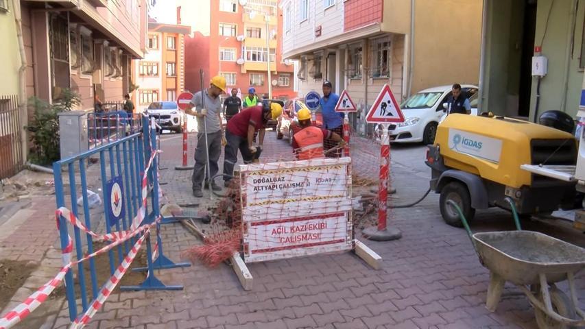 Kağıthanede bir bina depremin etkisiyle yanındaki binaya yaslandı
