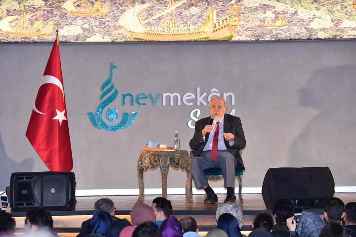 İlber Ortaylıdan izdihama neden olan gençlere fırça