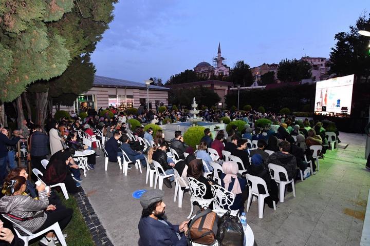 İlber Ortaylıdan izdihama neden olan gençlere fırça