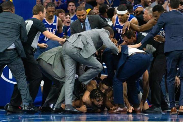 NBA yıldızları birbirine girdi