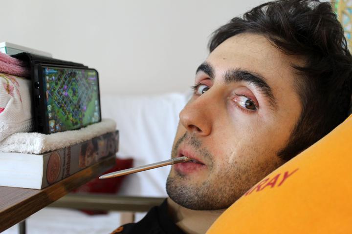 Yatağa bağlı kalsa da pes etmedi Çektiği videolarla fenomen oldu