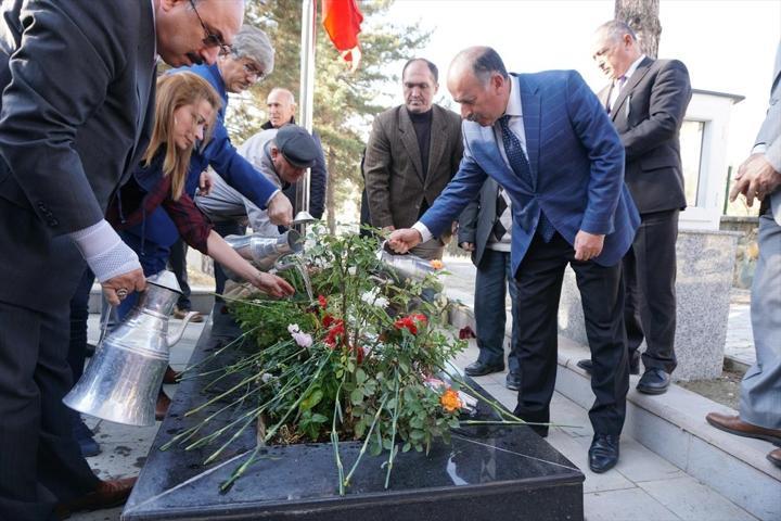 Şehit öğretmen Şenay Aybüke Yalçın kabri başında anıldı