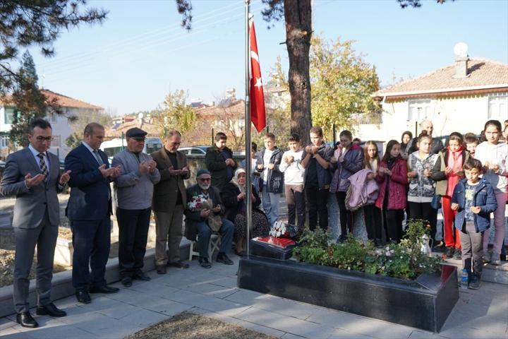 Şehit öğretmen Şenay Aybüke Yalçın kabri başında anıldı