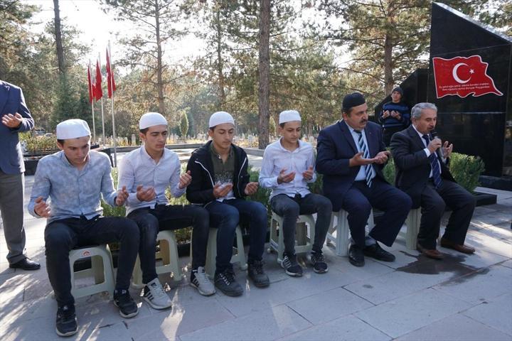 Şehit öğretmen Şenay Aybüke Yalçın kabri başında anıldı