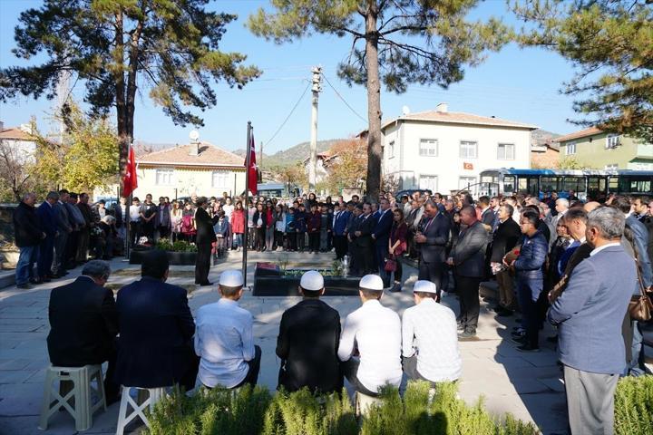 Şehit öğretmen Şenay Aybüke Yalçın kabri başında anıldı