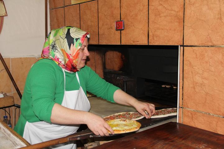 Tescilli Bafra pidesine kadın eli değdi