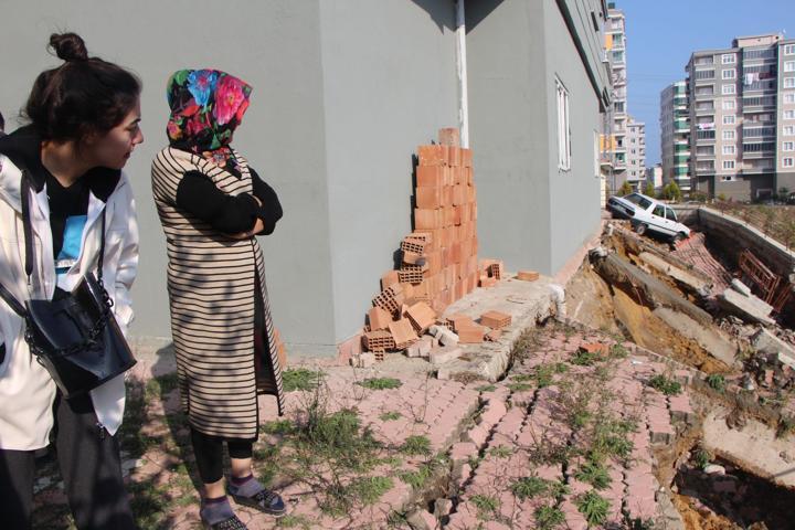 İstinat duvarı çöktü, 6 katlı bina tahliye edildi