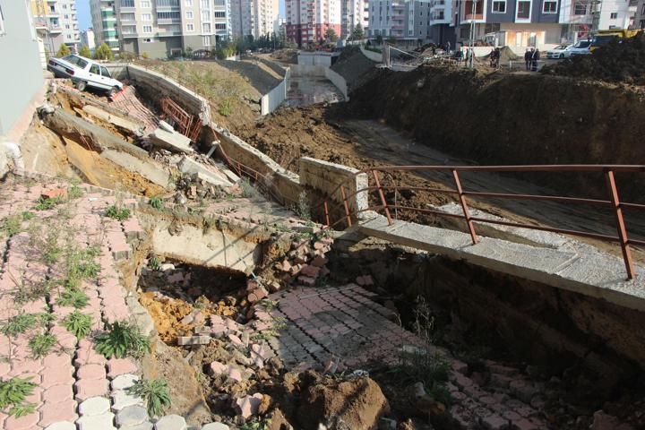 İstinat duvarı çöktü, 6 katlı bina tahliye edildi