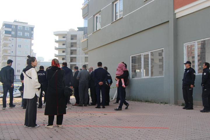 İstinat duvarı çöktü, 6 katlı bina tahliye edildi