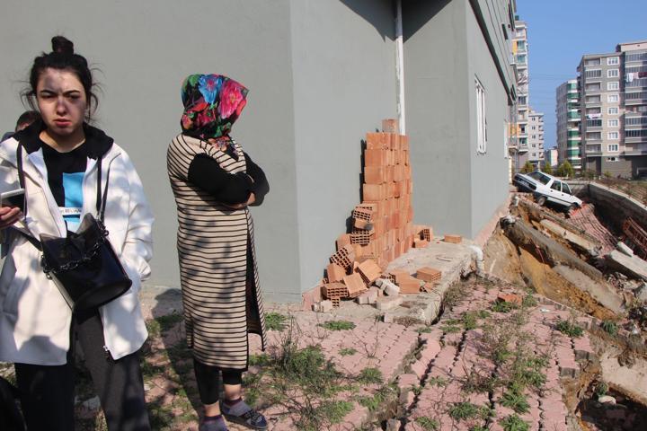 İstinat duvarı çöktü, 6 katlı bina tahliye edildi