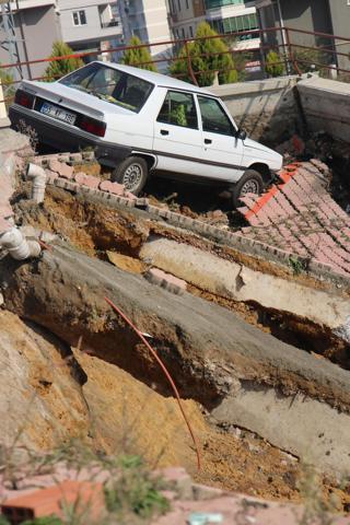 İstinat duvarı çöktü, 6 katlı bina tahliye edildi