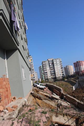 İstinat duvarı çöktü, 6 katlı bina tahliye edildi
