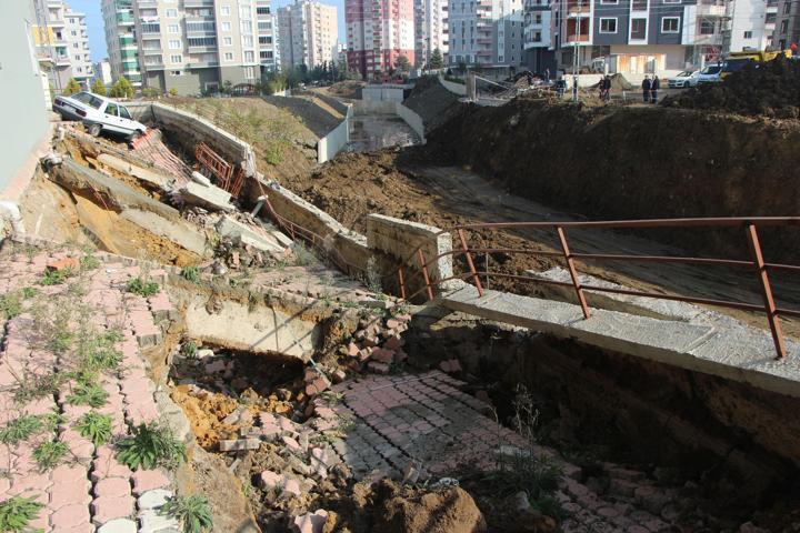 İstinat duvarı çöktü, 6 katlı bina tahliye edildi