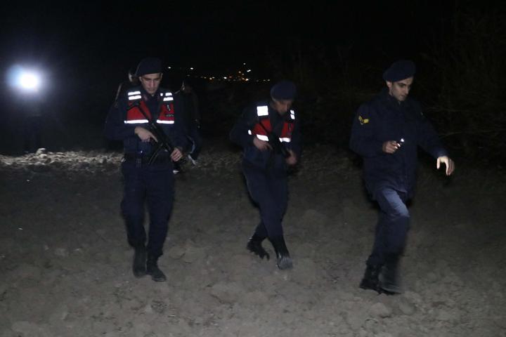 Her yerde aranıyor Elleri kelepçeli firar etti