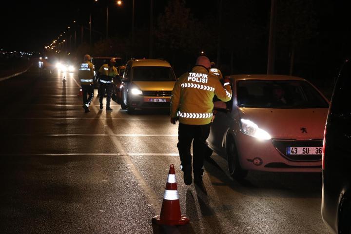 Her yerde aranıyor Elleri kelepçeli firar etti