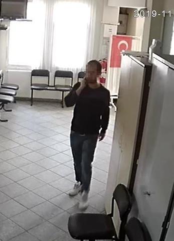 Sağlık raporu vermeyen doktora kafa attı