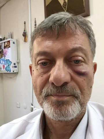 Sağlık raporu vermeyen doktora kafa attı