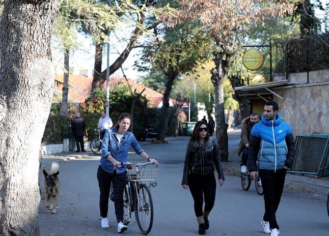 Ölen İngiliz eski istihbarat subayının evinin önünde gizemli kadın