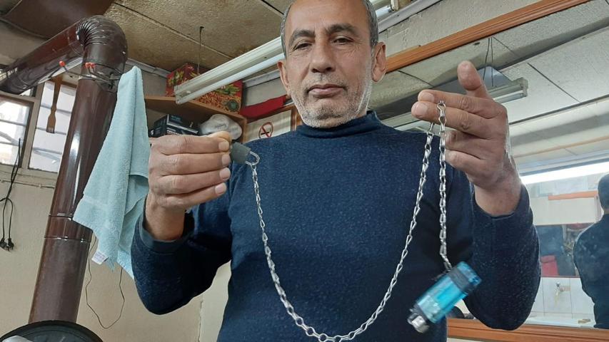 Kaybetmekten bıktı, çakmağını asma kilitle pantolonuna zincirledi