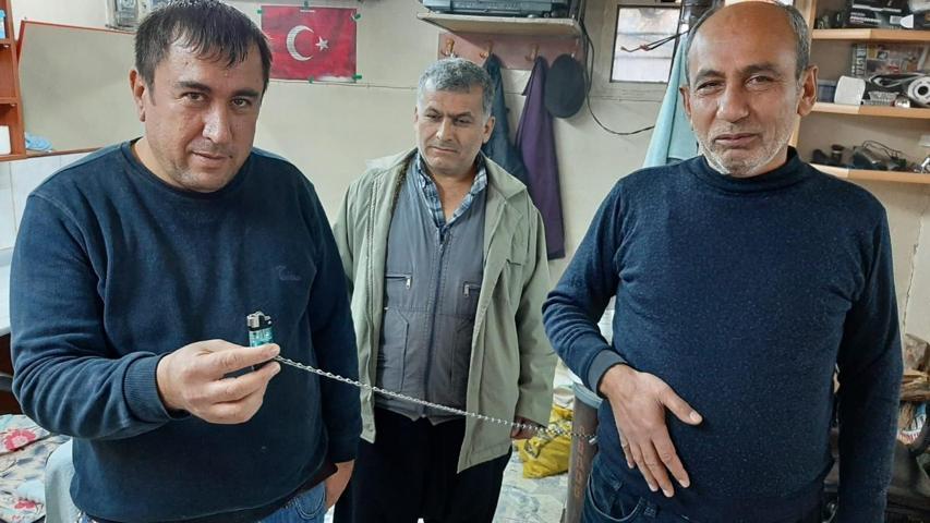 Kaybetmekten bıktı, çakmağını asma kilitle pantolonuna zincirledi