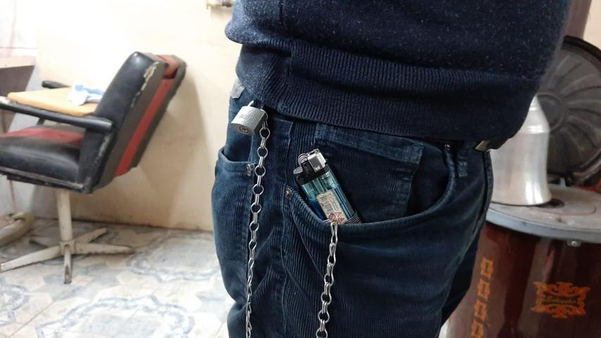 Kaybetmekten bıktı, çakmağını asma kilitle pantolonuna zincirledi
