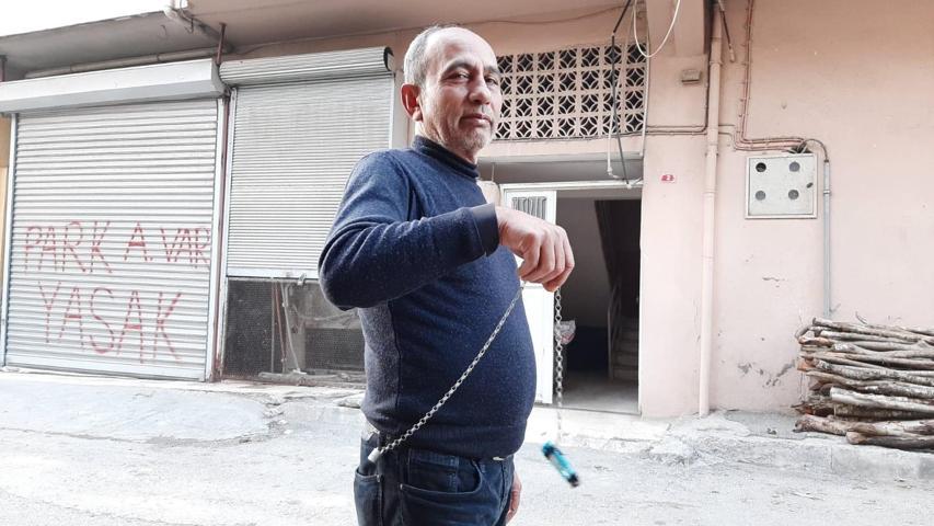 Kaybetmekten bıktı, çakmağını asma kilitle pantolonuna zincirledi