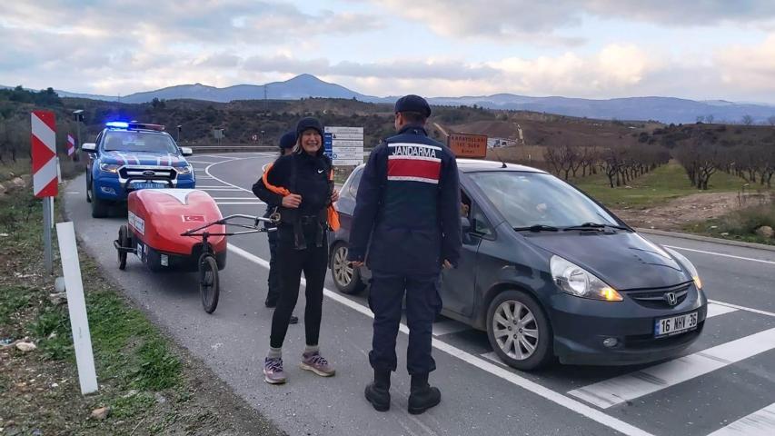 Çocuklar için İngiltere’den Nepal’e gitmek için yola çıktı